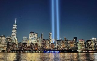 NYC Skyline mit Gedenklichtern anlässlich 9/11