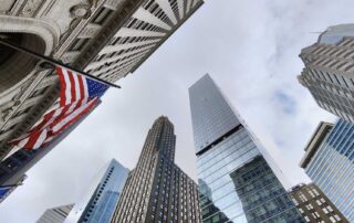 Zentrum von Chicago mit US-Flagge
